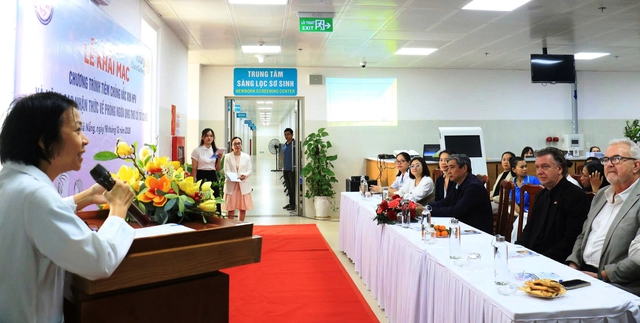 Trao 416 liều vắc xin HPV miễn phí cho trẻ em gái khó khăn tại TP.Đà Nẵng - Ảnh 1.