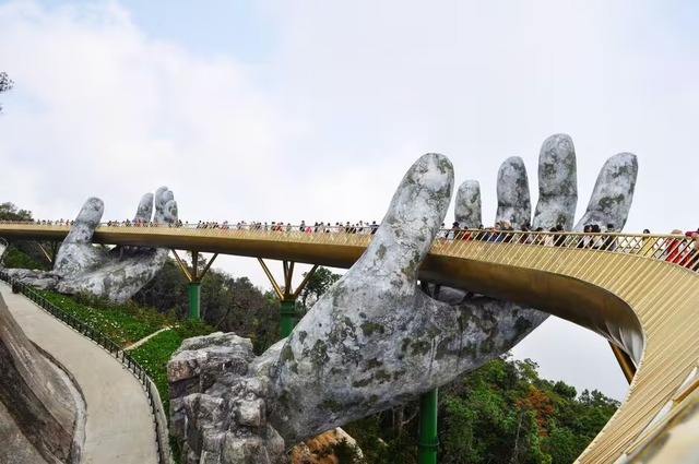 Cầu Vàng được truyền thông quốc tế khen ngợi đẹp nhất thế giới.