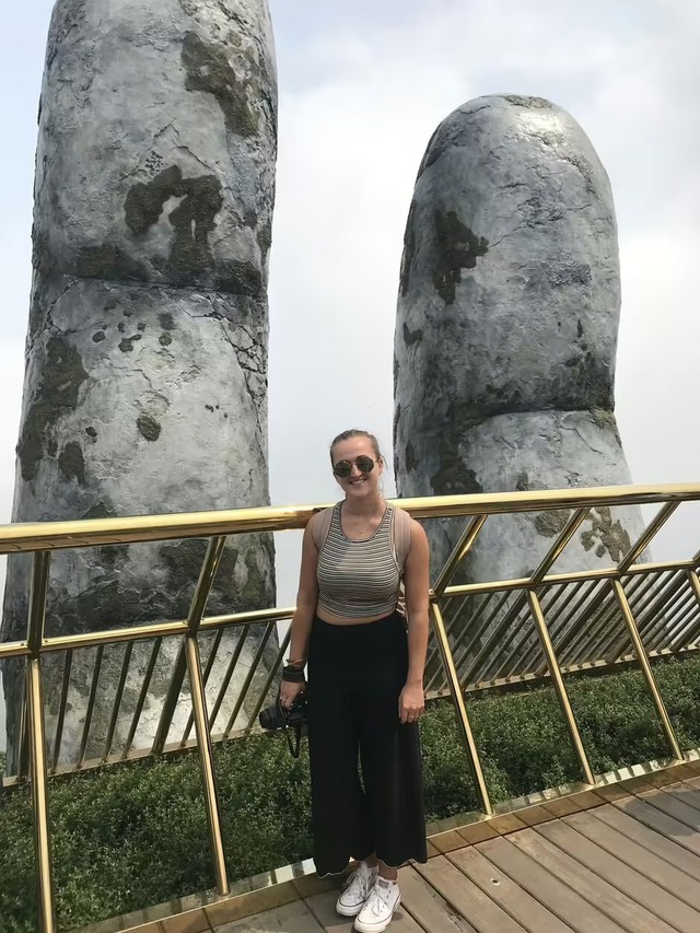 Tác giả chụp ảnh trên Cầu Vàng.