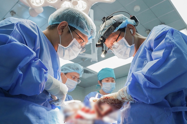 Bệnh viện Chợ Rẫy 'trả lại' gương mặt cho bệnh nhân bị u khủng làm biến dạng- Ảnh 2. Bệnh viện Chợ Rẫy 'trả lại' gương mặt cho bệnh nhân bị u khủng làm biến dạng- Ảnh 2.