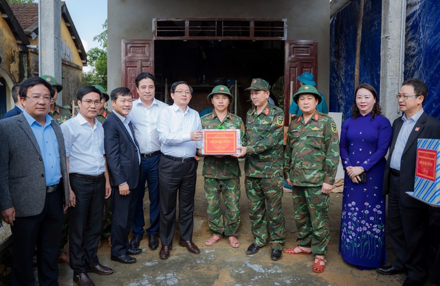 Phó thủ tướng Hồ Quốc Dũng chúc mừng giáng sinh đồng bào công giáo tại Huế - Ảnh 3.