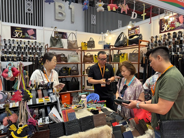 Mua sắm trong dịp Gi&aacute;ng sinh sụt tăng hay giảm? - Ảnh 2.