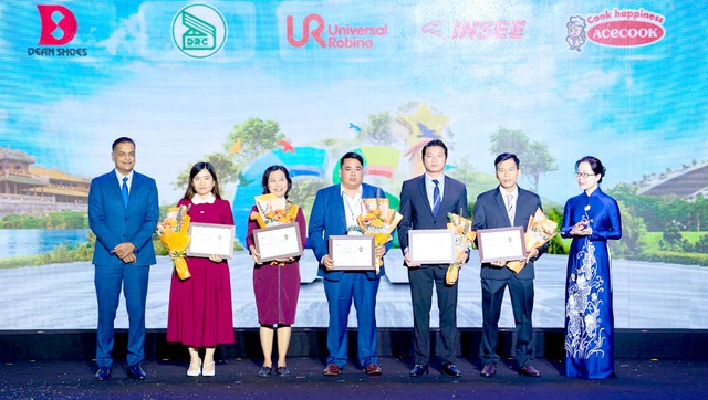 Acecook Việt Nam 3 năm liên tiếp được vinh danh
Top 100 Doanh nghiệp Bền vững
- Ảnh 2. Acecook Việt Nam 3 năm liên tiếp được vinh danh
Top 100 Doanh nghiệp Bền vững
- Ảnh 2.