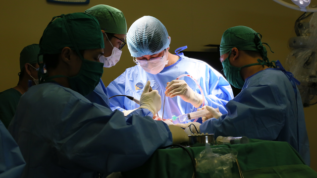 Tưởng mệt mỏi th&ocirc;ng thường h&oacute;a ra u m&agrave;ng n&atilde;o to như quả trứng g&agrave; - Ảnh 1.