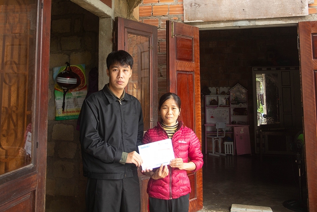 Trao gần 37 triệu đồng từ quyên góp từ thiện cho gia đình bà Ngô Thị Thiện - Ảnh 1. Trao gần 37 triệu đồng từ quyên góp từ thiện cho gia đình bà Ngô Thị Thiện - Ảnh 1.