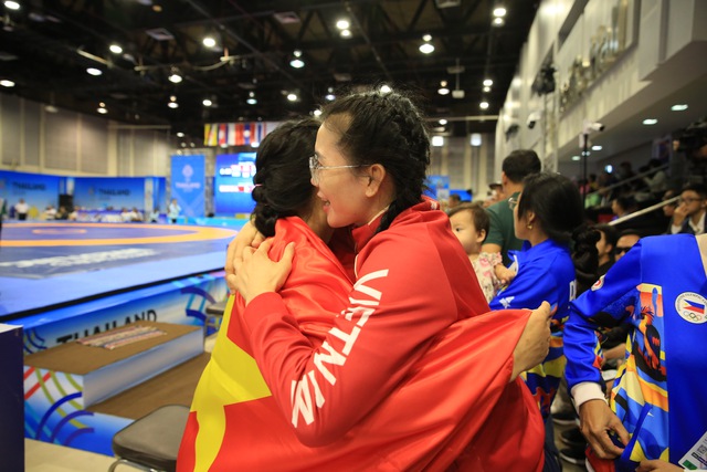 3 chị em ruột b&ugrave;ng nổ, đoạt 3 HCV m&ocirc;n vật: D&agrave;nh tặng bố đang bị bệnh hiểm ngh&egrave;o- Ảnh 7.