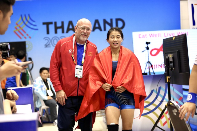 3 chị em ruột b&ugrave;ng nổ, đoạt 3 HCV m&ocirc;n vật: D&agrave;nh tặng bố đang bị bệnh hiểm ngh&egrave;o- Ảnh 1.