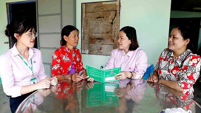 NHCSXH giảm lãi suất đối với khách hàng vay vốn bị ảnh hưởng sau bão số 13 - Ảnh 1.