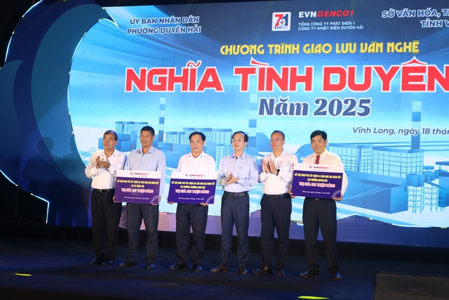 Vĩnh Long: Trao 1,54 tỉ đồng an sinh xã hội trong chương trình "Nghĩa tình Duyên Hải" - Ảnh 1.