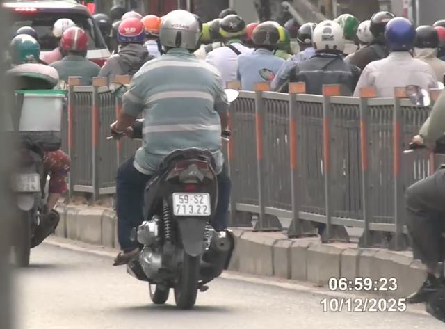 4 phút, 68 xe máy đi ngược chiều lọt vào camera phạt nguội của CSGT TP.HCM- Ảnh 4. 4 phút, 68 xe máy đi ngược chiều lọt vào camera phạt nguội của CSGT TP.HCM- Ảnh 4.