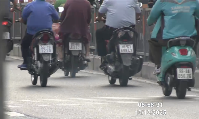 4 phút, 68 xe máy đi ngược chiều lọt vào camera phạt nguội của CSGT TP.HCM- Ảnh 2. 4 phút, 68 xe máy đi ngược chiều lọt vào camera phạt nguội của CSGT TP.HCM- Ảnh 2.