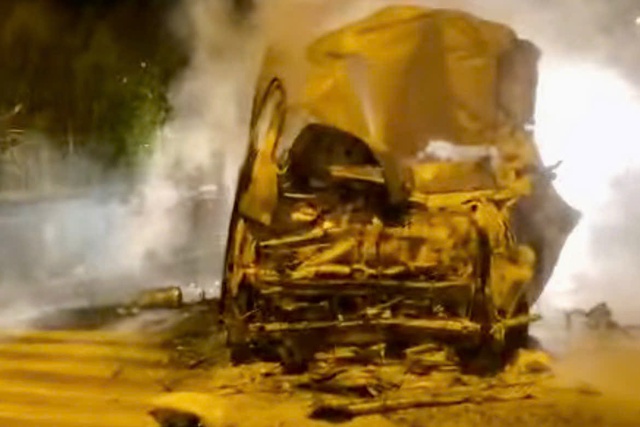 Xe cứu thương tông xe đầu kéo ở đường dẫn trạm dừng nghỉ cao tốc: 3 người tử vong- Ảnh 3. Xe cứu thương tông xe đầu kéo ở đường dẫn trạm dừng nghỉ cao tốc: 3 người tử vong- Ảnh 3.