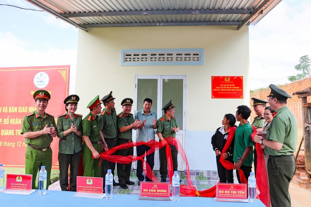 Công an Khánh Hòa khánh thành ngôi nhà đầu tiên trong ‘Chiến dịch Quang Trung’ - Ảnh 1.