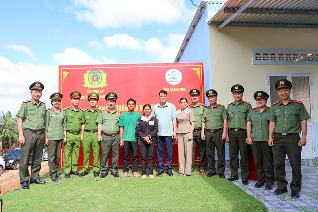 Công an Khánh Hòa khánh thành ngôi nhà đầu tiên trong ‘Chiến dịch Quang Trung’ - Ảnh 4.