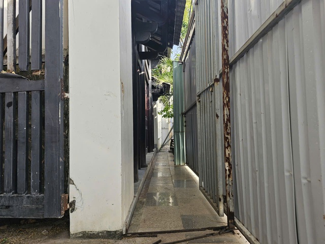 TP.HCM: Phường Vũng Tàu yêu cầu tháo dỡ hàng rào tôn lấn chiếm vỉa hè Trần Phú- Ảnh 2. TP.HCM: Phường Vũng Tàu yêu cầu tháo dỡ hàng rào tôn lấn chiếm vỉa hè Trần Phú- Ảnh 2.