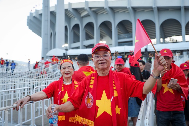 S&acirc;n Rajamangala đ&ocirc;ng nghẹt, CĐV Việt Nam rực sắc đỏ: Hồi hộp chờ thầy tr&ograve; thầy Kim thắng chung kết- Ảnh 3.