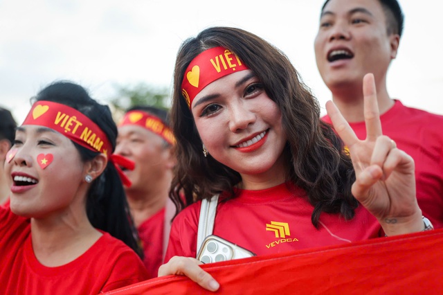 S&acirc;n Rajamangala đ&ocirc;ng nghẹt, CĐV Việt Nam rực sắc đỏ: Hồi hộp chờ thầy tr&ograve; thầy Kim thắng chung kết- Ảnh 2.