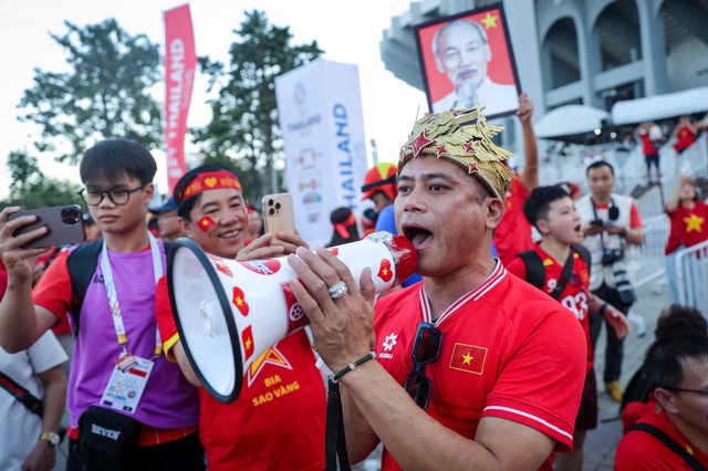 S&acirc;n Rajamangala đ&ocirc;ng nghẹt, CĐV Việt Nam rực sắc đỏ: Hồi hộp chờ thầy tr&ograve; thầy Kim thắng chung kết- Ảnh 9.