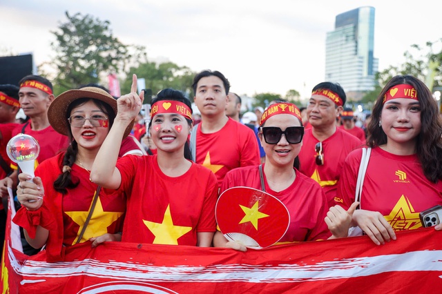 S&acirc;n Rajamangala đ&ocirc;ng nghẹt, CĐV Việt Nam rực sắc đỏ: Hồi hộp chờ thầy tr&ograve; thầy Kim thắng chung kết- Ảnh 7.