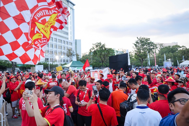 S&acirc;n Rajamangala đ&ocirc;ng nghẹt, CĐV Việt Nam rực sắc đỏ: Hồi hộp chờ thầy tr&ograve; thầy Kim thắng chung kết- Ảnh 8.