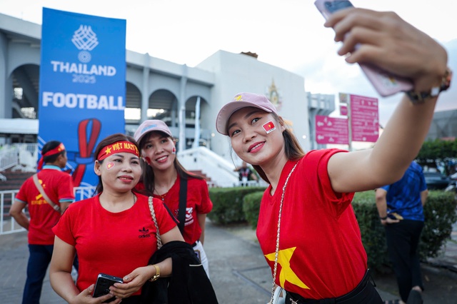 S&acirc;n Rajamangala đ&ocirc;ng nghẹt, CĐV Việt Nam rực sắc đỏ: Hồi hộp chờ thầy tr&ograve; thầy Kim thắng chung kết- Ảnh 1.