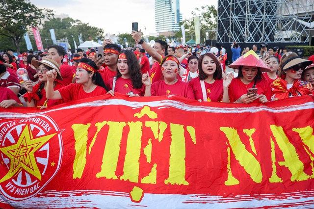 S&acirc;n Rajamangala đ&ocirc;ng nghẹt, CĐV Việt Nam rực sắc đỏ: Hồi hộp chờ thầy tr&ograve; thầy Kim thắng chung kết- Ảnh 4.