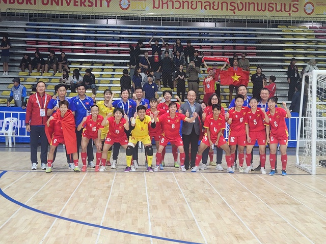 Thùy Trang cùng đội tuyển futsal nữ Việt Nam đoạt HCV SEA Games lịch sử: Tuyệt vời!- Ảnh 1. Thùy Trang cùng đội tuyển futsal nữ Việt Nam đoạt HCV SEA Games lịch sử: Tuyệt vời!- Ảnh 1.