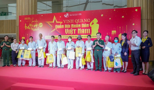 Ca sĩ V&otilde; Hạ Tr&acirc;m h&aacute;t tại Bệnh viện Qu&acirc;n y 175 kết nối y&ecirc;u thương- Ảnh 5.