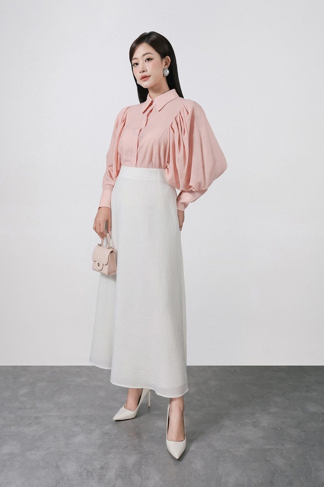 Bản phối với áo sơ mi tay phồng đầy phá cách, nâng tầm nhan sắc- Ảnh 1. Bản phối với áo sơ mi tay phồng đầy phá cách, nâng tầm nhan sắc- Ảnh 1.