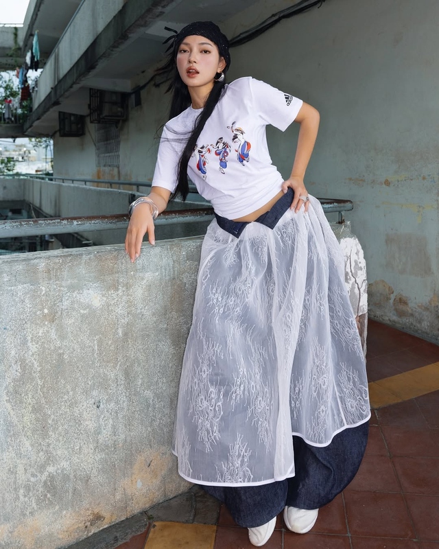 Áo thun trắng giúp bạn ‘ăn gian’ vóc dáng, đơn giản nhưng vẫn cuốn hút - Ảnh 1.