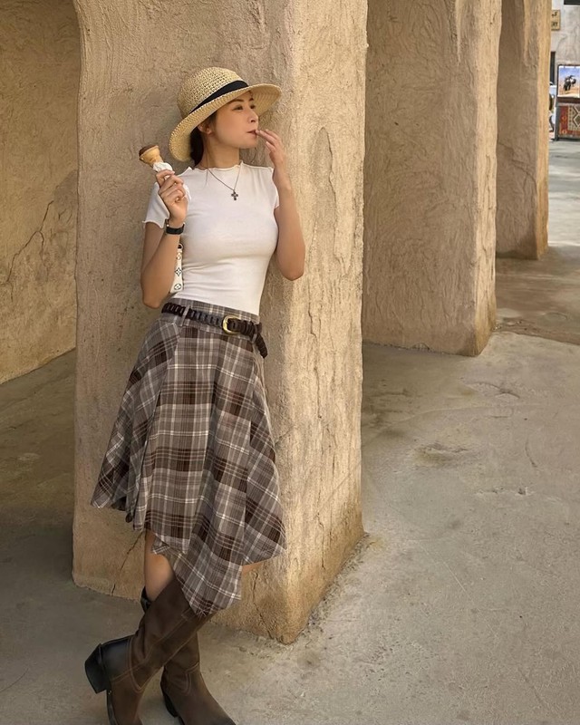 Áo thun trắng giúp bạn ‘ăn gian’ vóc dáng, đơn giản nhưng vẫn cuốn hút - Ảnh 2.