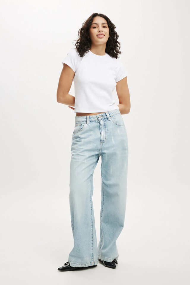 Áo thun trắng giúp bạn ‘ăn gian’ vóc dáng, đơn giản nhưng vẫn cuốn hút - Ảnh 3.