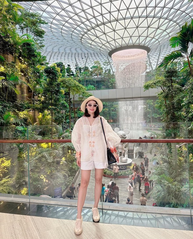 Bản phối với áo sơ mi tay phồng đầy phá cách, nâng tầm nhan sắc- Ảnh 8. Bản phối với áo sơ mi tay phồng đầy phá cách, nâng tầm nhan sắc- Ảnh 8.