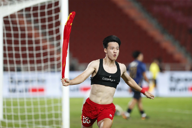 D&acirc;n mạng t&ograve; m&ograve; chiếc &aacute;o 'crop top' của Thanh Nh&agrave;n - Ảnh 1.