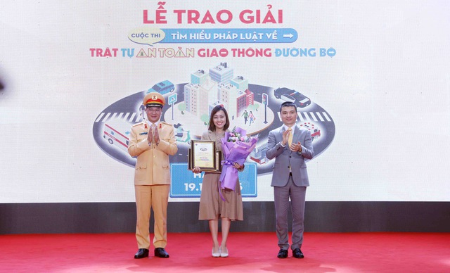 Mỗi ng&agrave;y CSGT nhận h&agrave;ng ngh&igrave;n phản &aacute;nh vi phạm- Ảnh 2.