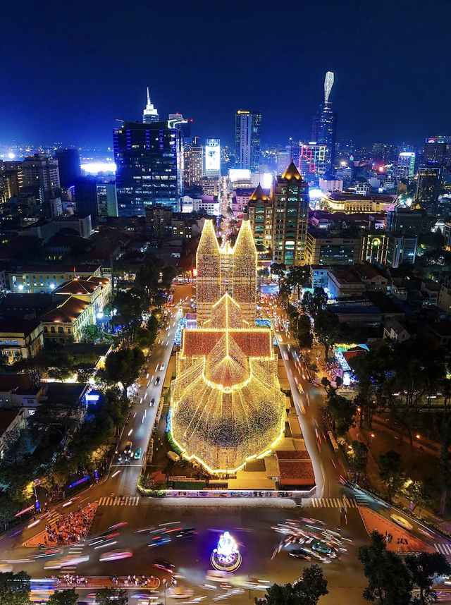 TP.HCM trang ho&agrave;ng đ&oacute;n năm mới- Ảnh 2.