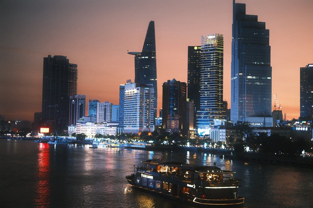 TP.HCM trang ho&agrave;ng đ&oacute;n năm mới- Ảnh 4.