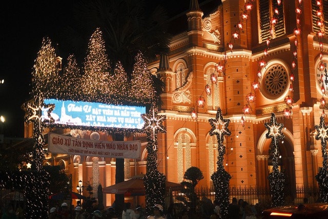 TP.HCM trang ho&agrave;ng đ&oacute;n năm mới- Ảnh 5.