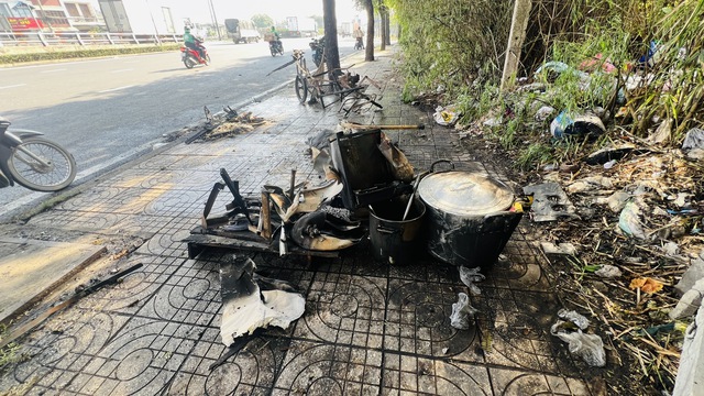 TP.HCM: Đẩy xe thức ăn đi bán, bình gas mini phát nổ ở cầu vượt Linh Xuân- Ảnh 2.