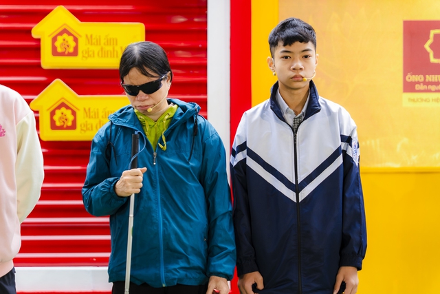 X&oacute;t xa trước cậu b&eacute; 13 tuổi l&agrave;m 'đ&ocirc;i mắt' cho mẹ khiếm thị - Ảnh 1.