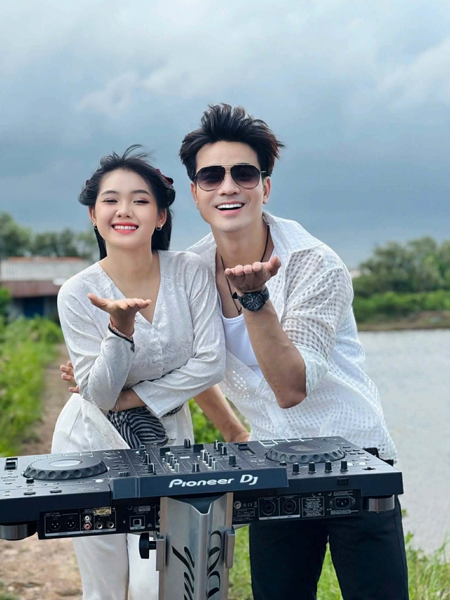 Giọng ca 'Lấy c&acirc;y kim may đồ' bất ngờ kết hợp c&ugrave;ng Cao Sĩ H&ugrave;ng- Ảnh 2.