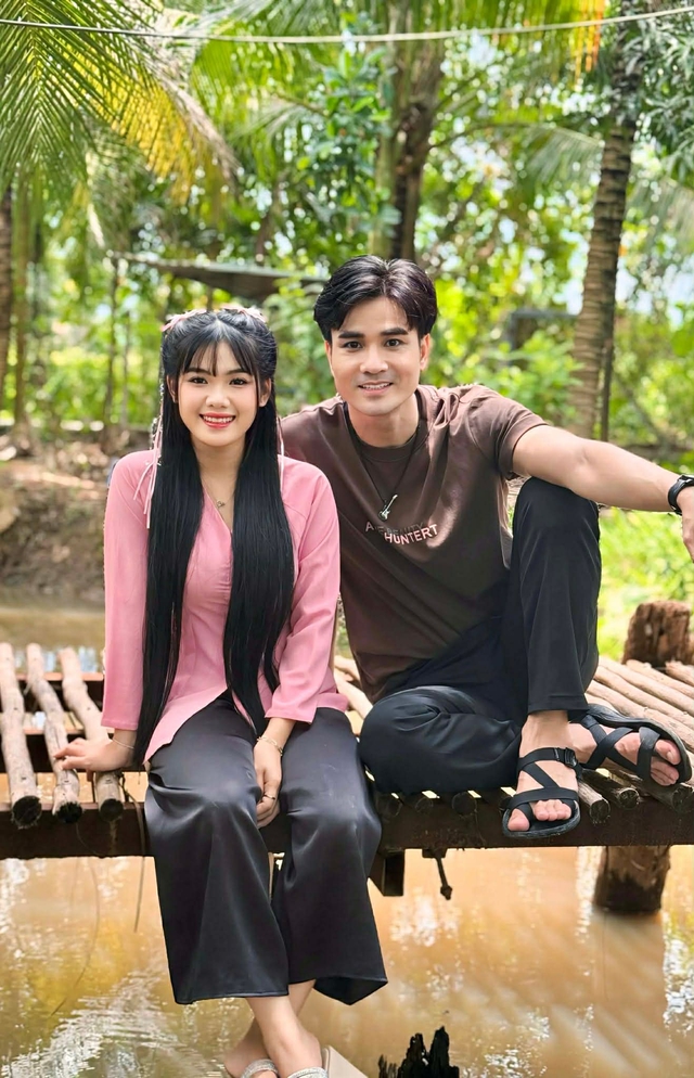 Giọng ca 'Lấy c&acirc;y kim may đồ' bất ngờ kết hợp c&ugrave;ng Cao Sĩ H&ugrave;ng- Ảnh 1.