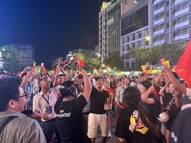 U.22 Việt Nam hạ Th&aacute;i Lan 3-2: triệu con tim xuống phố mừng &lsquo;v&agrave;ng&rsquo; SEA Games 33 - Ảnh 1.