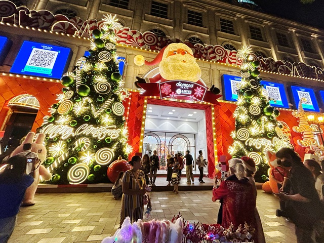 Trước thềm Gi&aacute;ng sinh: Nhiều trung t&acirc;m thương mại ở TP.HCM 'h&oacute;a trời &Acirc;u'  - Ảnh 1.