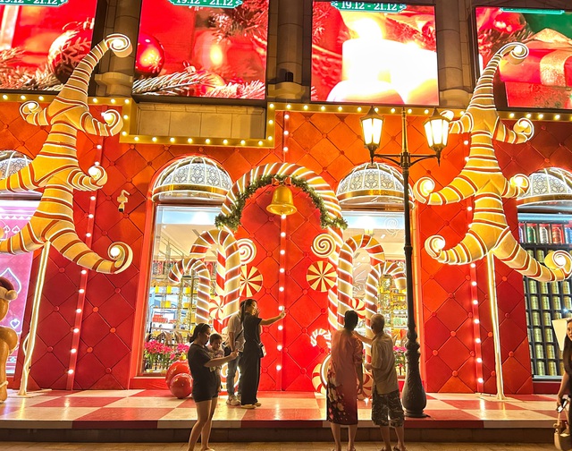 Trước thềm Gi&aacute;ng sinh: Nhiều trung t&acirc;m thương mại ở TP.HCM 'h&oacute;a trời &Acirc;u'  - Ảnh 3.