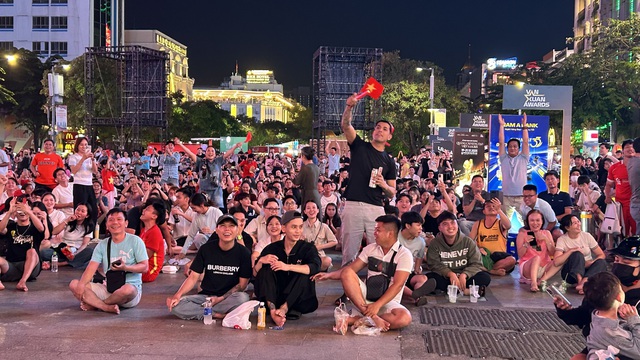U.22 Việt Nam hạ Th&aacute;i Lan 3-2: triệu con tim xuống phố mừng &lsquo;v&agrave;ng&rsquo; SEA Games 33 - Ảnh 2.