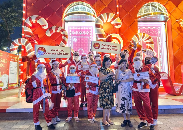 Trước thềm Gi&aacute;ng sinh: Nhiều trung t&acirc;m thương mại ở TP.HCM 'h&oacute;a trời &Acirc;u'  - Ảnh 2.