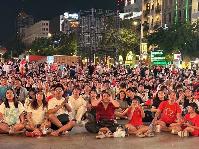 U.22 Việt Nam hạ Th&aacute;i Lan 3-2: triệu con tim xuống phố mừng &lsquo;v&agrave;ng&rsquo; SEA Games 33 - Ảnh 3.