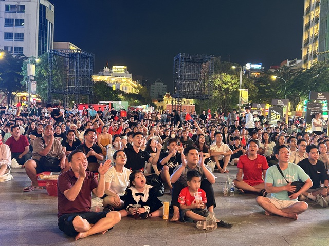 U.22 Việt Nam hạ Th&aacute;i Lan 3-2: triệu con tim xuống phố mừng &lsquo;v&agrave;ng&rsquo; SEA Games 33 - Ảnh 4.