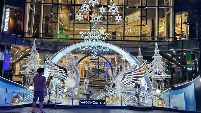 Trước thềm Gi&aacute;ng sinh: Nhiều trung t&acirc;m thương mại ở TP.HCM 'h&oacute;a trời &Acirc;u'  - Ảnh 4.